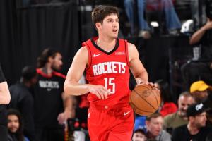 名记：火箭季前赛将更多安排谢泼德&阿门当控卫 KD申京也会多持球