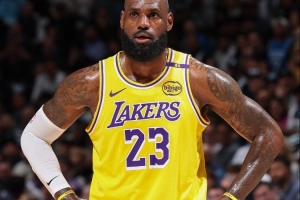 美记更正：詹姆斯今夏并未向湖人提出提前续约要求！