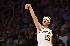 里夫斯谈及提前续约报价时表示，价格未达预期，但这并不意味着自己会索要天价合同。