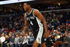 福克斯今夏经历了腿筋伤病&恢复状况良好 将缺席季前赛和揭幕战