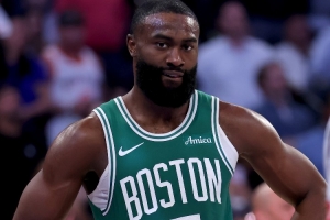 杰伦-布朗谈膝盖恢复：带伤出战两月后状态出色，称“感觉很棒，我准备好了”