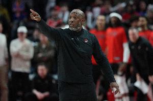 塞布尔：开拓者新体系注重全员参与，避免进攻在底角停滞不前。