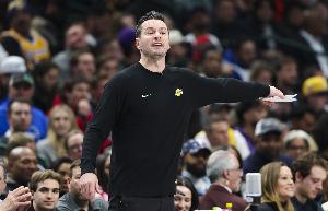 霍里：湖人现在续约雷迪克很奇怪 感觉和莱昂纳德的合同有点像