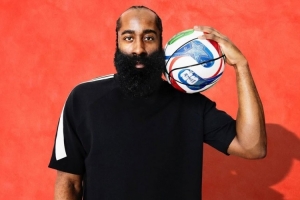 哈登晒出与2026年美加墨世界杯足球的合影，其官方中文译名引发热议。