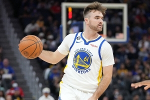 斯潘塞批评垫底队过度依赖身体，忽视技巧，勇士媒体用表情包回应此番言论，令其感到无语。