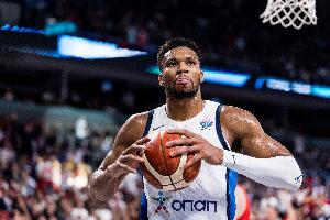 Shams：尼克斯与雄鹿曾在休赛期探讨交易字母哥，但最终未能达成协议。