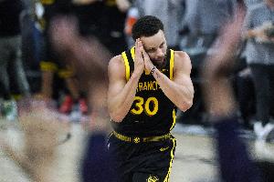 NBA球星心中最佳庆祝动作盘点：库里的“晚安安”与詹姆斯的“戴皇冠&耸肩”