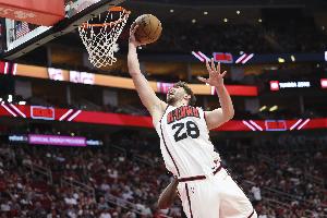 申京表示，他与亚当斯已掌握默契配合，而卡佩拉也迅速融入了双塔阵容。