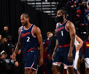 比尔盛赞莱昂纳德天赋异禀，称其为篮球史上最顶尖的球员之一。