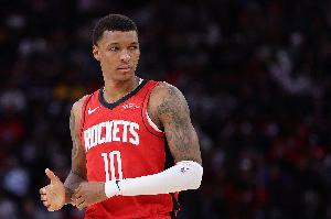 小贾巴里：今夏我重点打磨运球技术，本场失误控制做得很好。