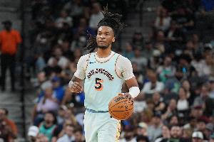 队记：卡斯尔因膝盖瘀伤缺席与龙狮的比赛，福克斯与哈珀同样将缺阵。