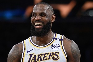 历史总得分王之争再起波澜：詹姆斯领先优势大幅缩小，库里与保罗排名飙升，两将狂升21位。