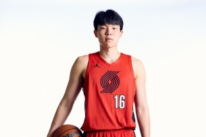 媒体人指出，比赛节奏很快，杨瀚森应从做好扎实的掩护、卡位和护筐这些基础工作做起。