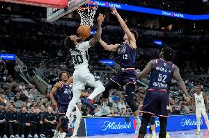 小卡谈奥拉迪波：他状态出色，快攻中能完成空接，兼具三分与突破能力。