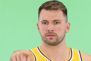 东契奇2025年球衣销量登顶NBA，终结詹库连续11年垄断纪录