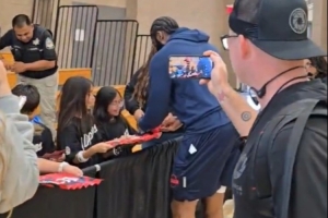 船记：哈登训练后为逾百名球迷签名，并持续感谢他们的到来。