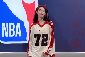 卓识分享观战NBA中国赛图集，其腿长优势明显，上脚的红色哈登9代球鞋十分抢眼。