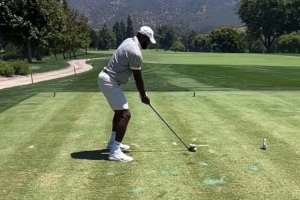 记者指出，对于右撇子高尔夫球手而言，其常见病症为左侧坐骨神经痛，而詹姆斯的情况则恰恰相反，属于右侧。