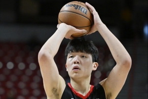 媒体人指出，杨瀚森在对抗时会习惯性地用左手扒拉，这暴露了他在核心力量和对抗能力方面存在的短板。