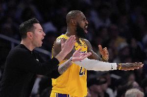 雷迪克谈詹姆斯伤势：其伤病恢复难度较大，在他回归球队之前，谁将担任首发球员仍是未知数。