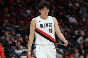 现役NBA球员体重排名：杨瀚森122公斤位列第9，锡安与约基奇并列第3，前两位是谁？
