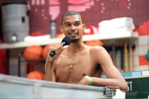 KG：休赛期与文班亚马就攻防技巧和心态调整进行了深入交流，期间未涉及垃圾话内容。