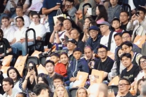 周琦儿子“糊糊”与曾凡博亲密互动，后者将其抱起，二人上演偶像与爸爸队友的温情一幕。