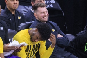 詹姆斯的伤势引发连锁反应，东契奇MVP概率随之上升，布朗尼或因此获得更多上场机会。