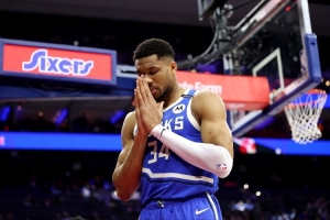 字母哥坦言正面临交易的诱惑，但承诺会保持职业态度，并称新赛季的决定将关乎其未来。