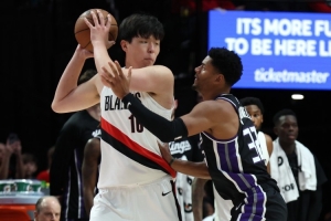 鲁媒：杨瀚森尚处试错摸索的成长阶段，其进步需要时间积累。