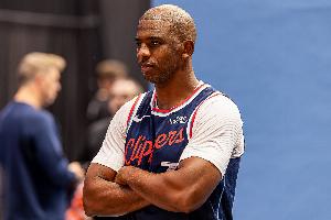 《船记：步入更衣室首幕，保罗正指导布朗米勒，此景令人宽慰》