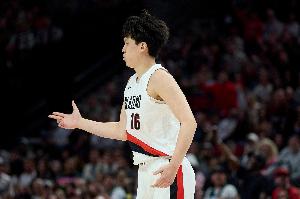 队记：如果杨瀚森继续发挥出色 球队会为他设计更多战术