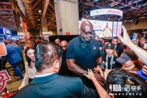 奥尼尔快手展台互动引爆NBA中国赛，球星与球迷热情互动，实现双向奔赴。