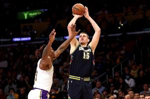 霍华德：约基奇虽无腱子肉，但腰背力量极为强大，而我为争取下一份合同别无选择，只能全力硬拼。