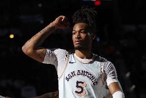 伤愈复出感觉良好，卡斯尔盛赞自己是最佳新秀，直言早已迫不及待重返赛场。