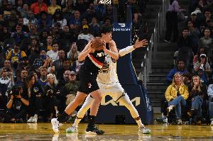 媒体人质疑：杨瀚森仅用数月便掌握小前锋打法，CBA联赛会允许他这样打吗？