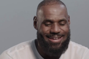 球星卡开箱花絮：詹姆斯惊喜开出克莱与自己的卡，仿佛重返童年，这体验太酷了。