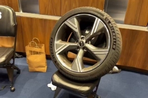 博纳未听恩比德劝告惨遭队友整蛊：爆米花被塞满又被卸轮胎