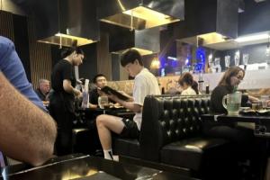 杨瀚森与女友外出就餐&翻译哥坐对面 网友打趣：千万瓦电灯泡