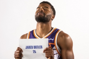 美记：太阳队应留下贾里德-巴特勒，他具备NBA级别实力。