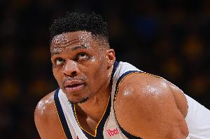 威少加盟后如何分配球权？国王主教练表示，这需要球员们互相信任并做出牺牲。