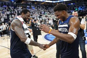 兰德尔：经过一个赛季的磨合，与爱德华兹的配合愈发默契。