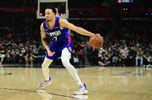 Scotto报道：后卫阿米尔-科菲将成为雄鹿新成员，他曾师从里弗斯。