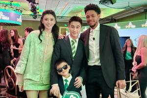 奚梦瑶逆天大长腿抢眼！绿军小老板何猷君晒与“表弟”西蒙斯合影。