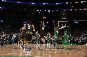 库里谈及新规时表示，他过去曾对那些因担忧命中率而不敢投超远压球绝杀的人大声呵斥。