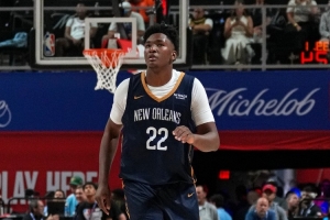 鹈鹕队官方宣布，球队13号秀德里克-奎因已获准恢复全部篮球训练。