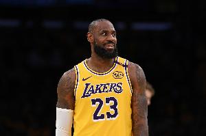 A-史密斯：詹姆斯将我刻画成一个会攻击家人的人，其冒犯程度不言而喻。