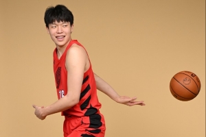 赛季初启，杨瀚森在赛场内外均已步入深度融入阶段。