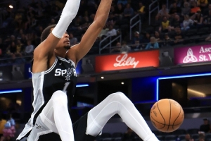 武圣：文班的冲击力又进化了 我真觉得他这赛季能场均四双