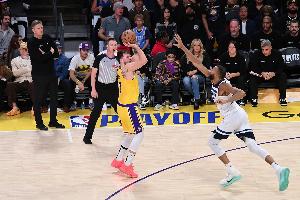 科尔：东契奇的后撤步及在脑后出手的投篮方式 你根本无法干扰